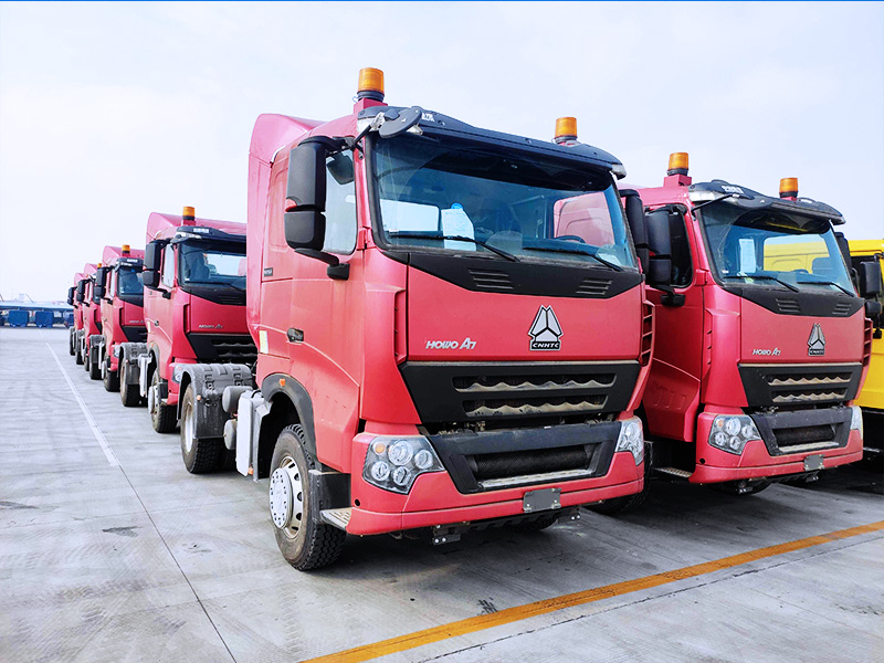 15 units of SINOTRUK 4x2 tractors arrived at the Chinese port and delivered to the customer ahead of schedule.